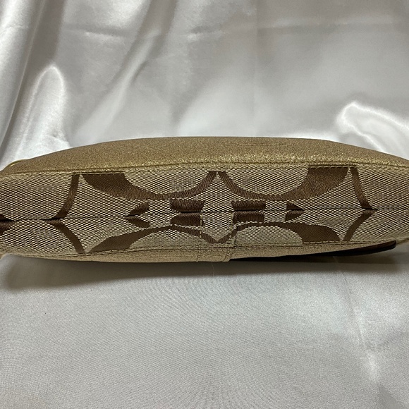 Coach small wrist/elbow  bag with signature print  18-H4c - Picture 8 of 8